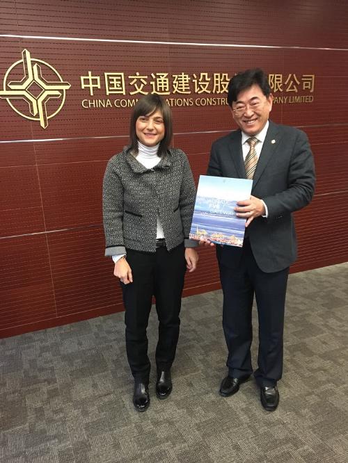 Debora Serracchiani (Presidente Regione Friuli Venezia Giulia) consegna un libro sul Friuli Venezia Giulia a Sun Ziyu (Vicepresidente China Communications Construction Company Limited - CCCC) - Pechino 04/12/2017